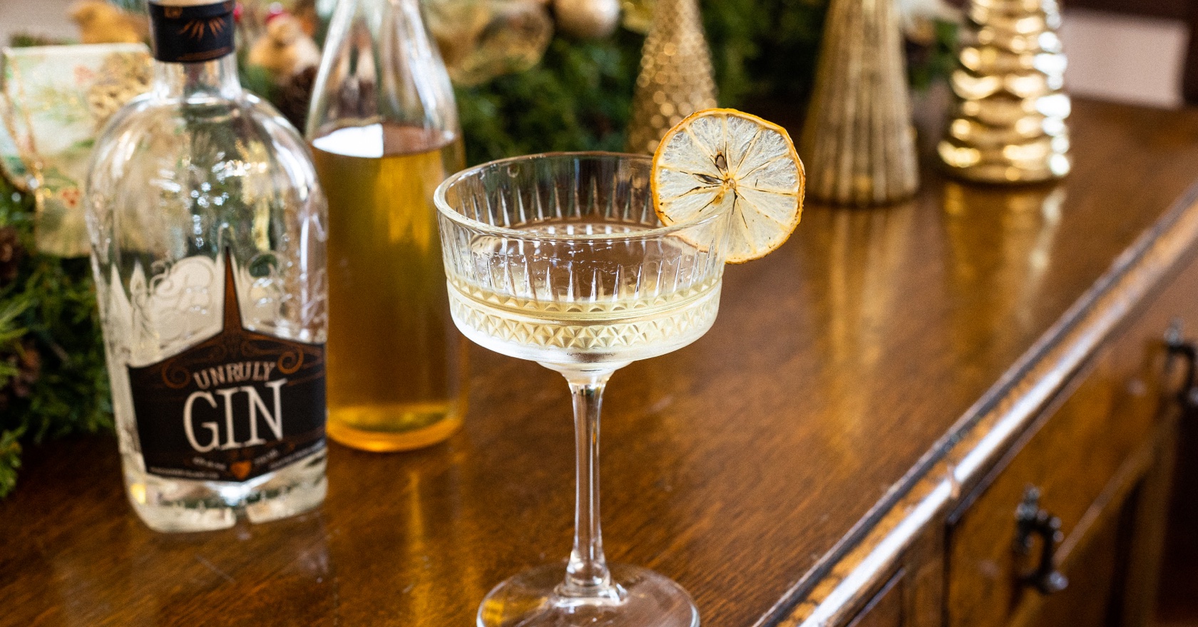Smokey Grain Sour Gin in a glass with lemon slice