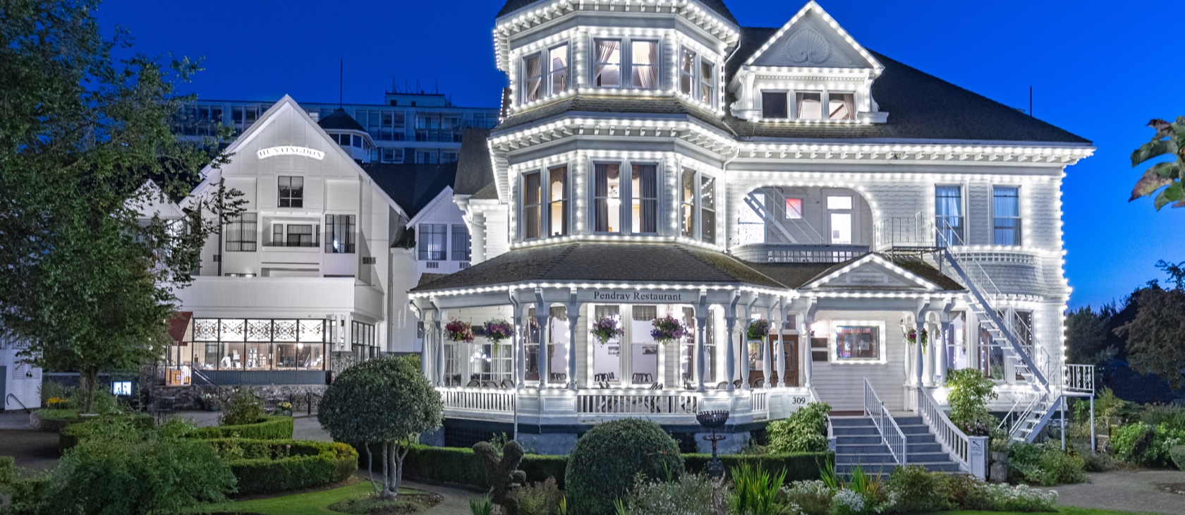 Huntingdon Hotel and Suites and Pendray Inn and Tea House evening
